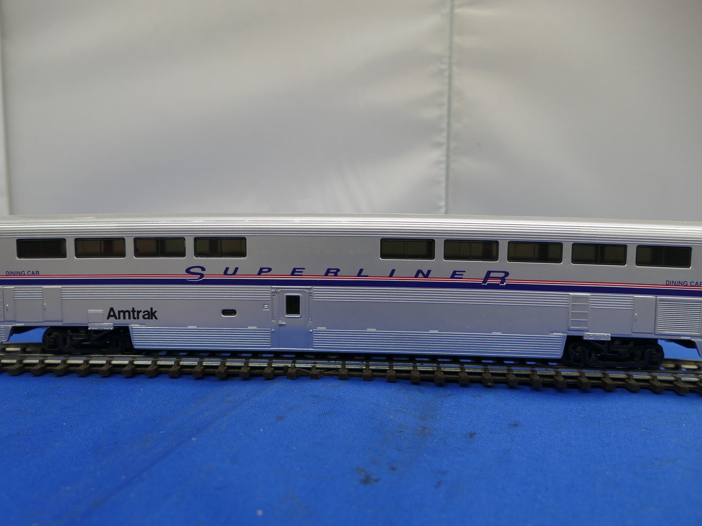 Walthers HO 85' Superliner Amtrak Dining Car (used)