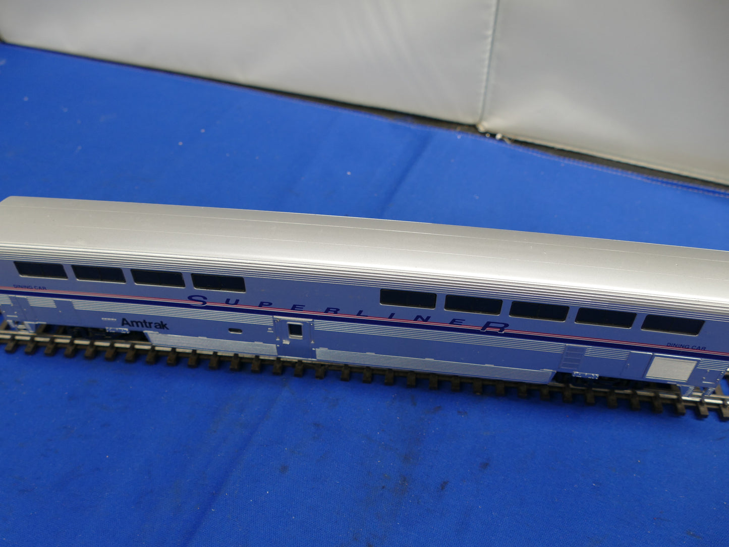 Walthers HO 85' Superliner Amtrak Dining Car (used)