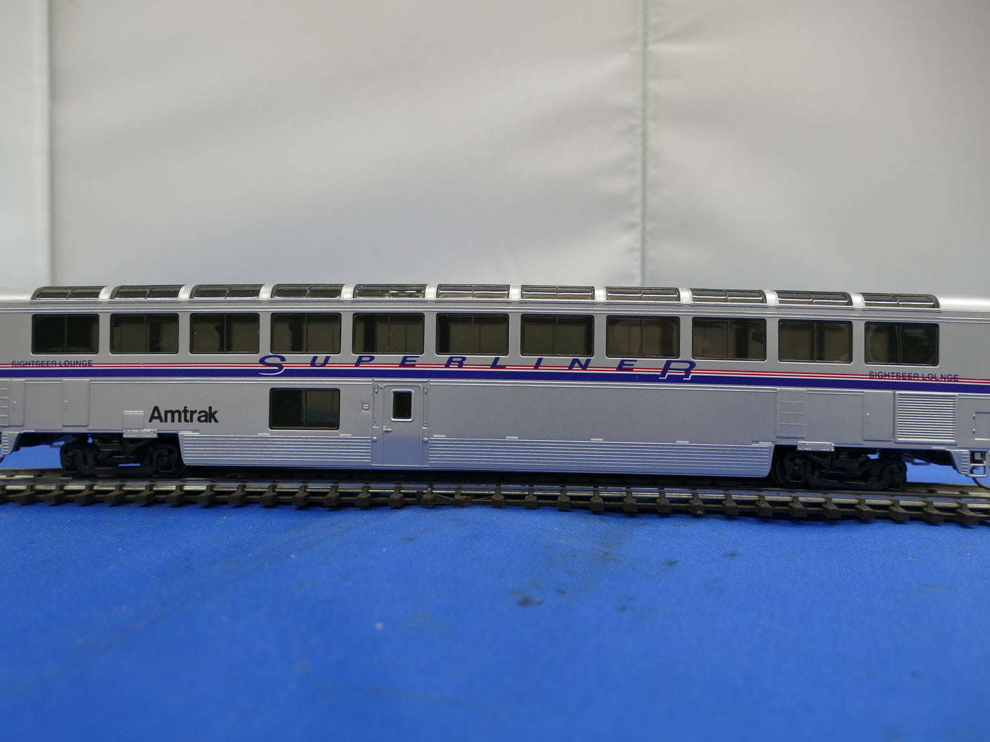 Walthers HO 85' Superliner Amtrak Sightseer Lounge (used)