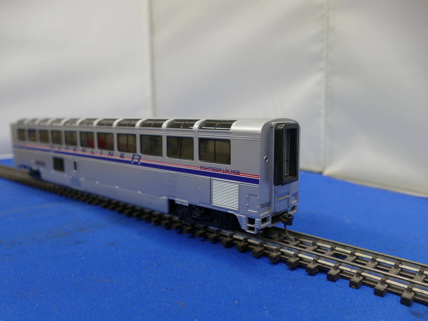 Walthers HO 85' Superliner Amtrak Sightseer Lounge (used)