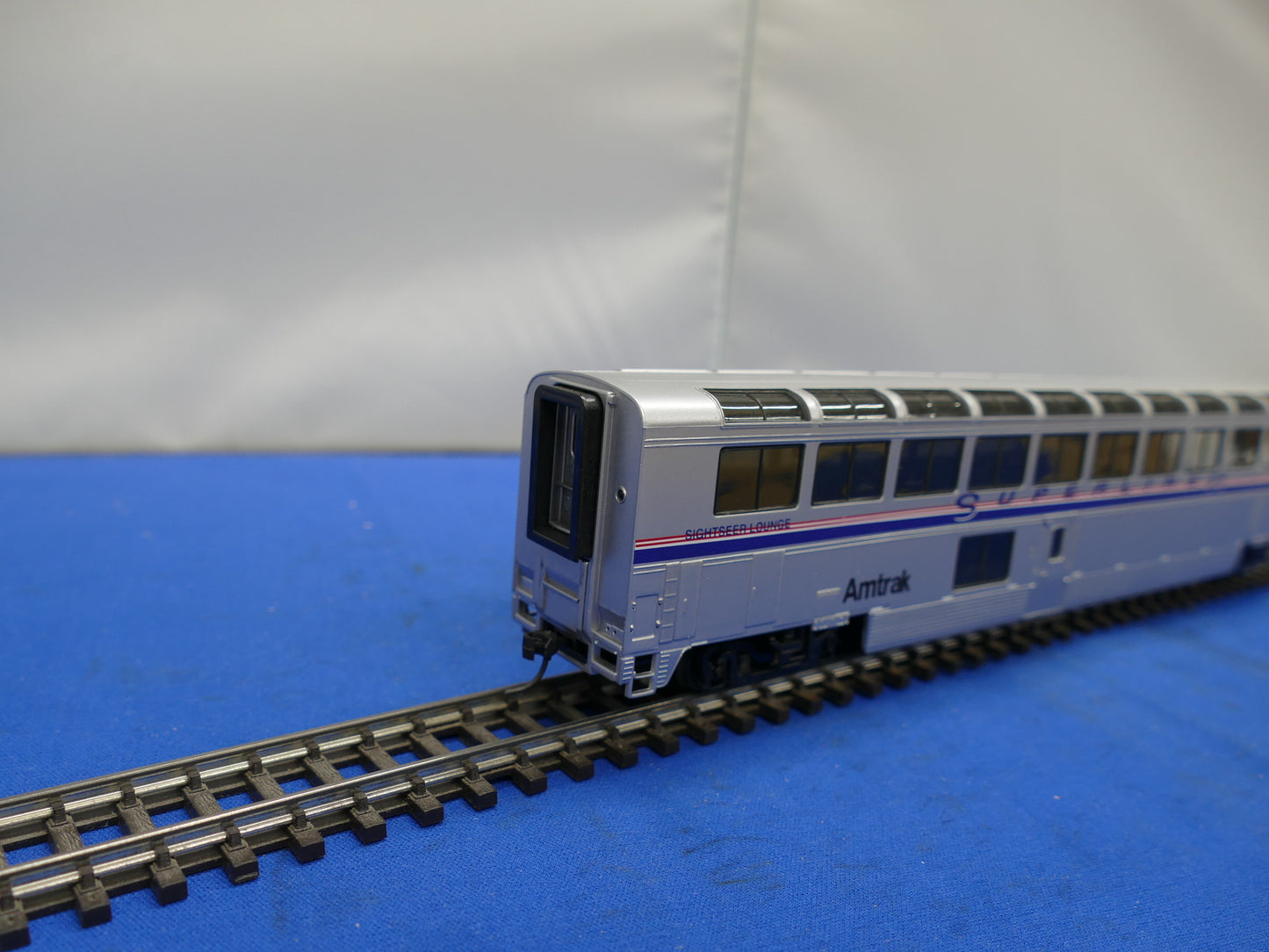Walthers HO 85' Superliner Amtrak Sightseer Lounge (used)