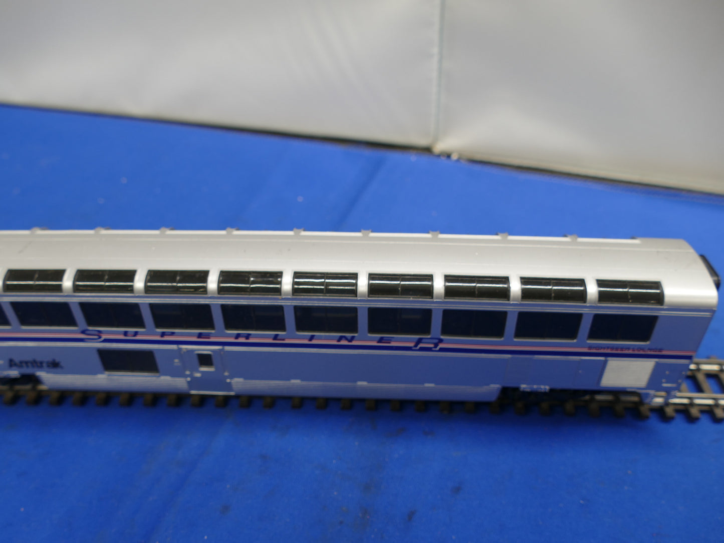 Walthers HO 85' Superliner Amtrak Sightseer Lounge (used)