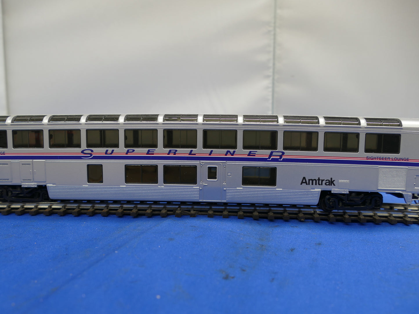 Walthers HO 85' Superliner Amtrak Sightseer Lounge (used)