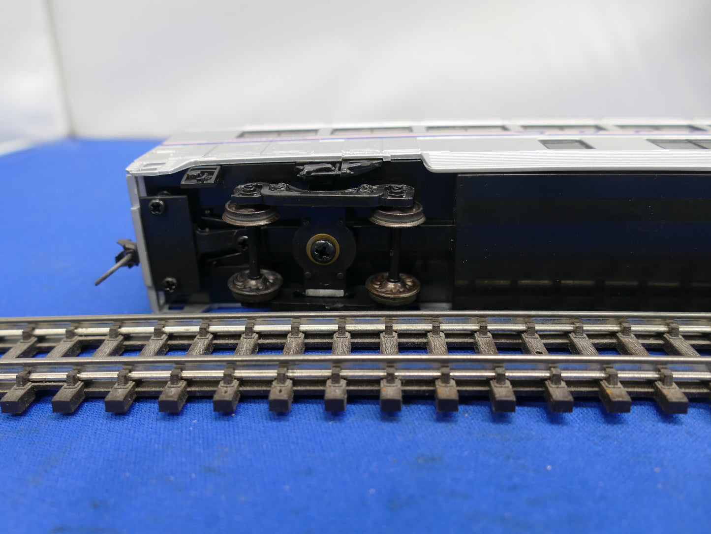 Walthers HO 85' Superliner Amtrak Sightseer Lounge (used)