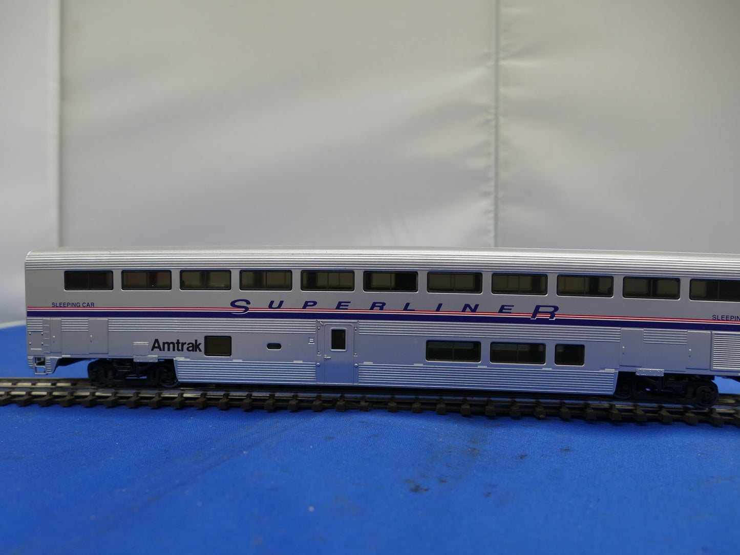 Walthers HO 85' Superliner Amtrak Sleeping Coach (used)