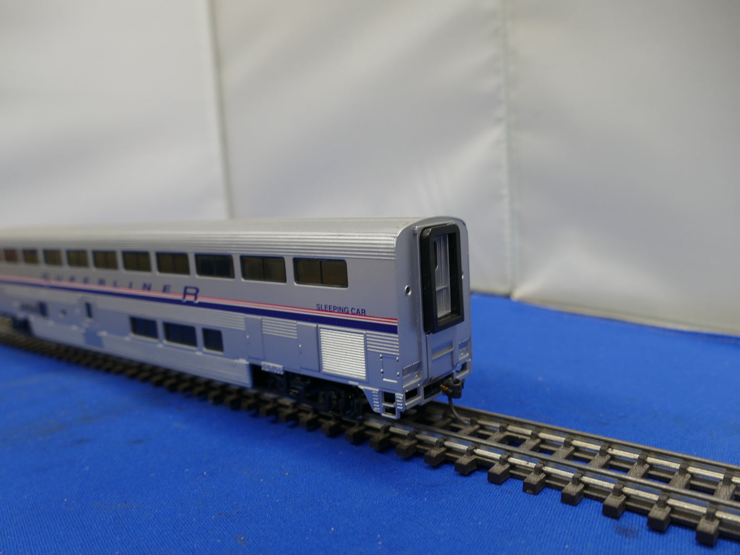 Walthers HO 85' Superliner Amtrak Sleeping Coach (used)