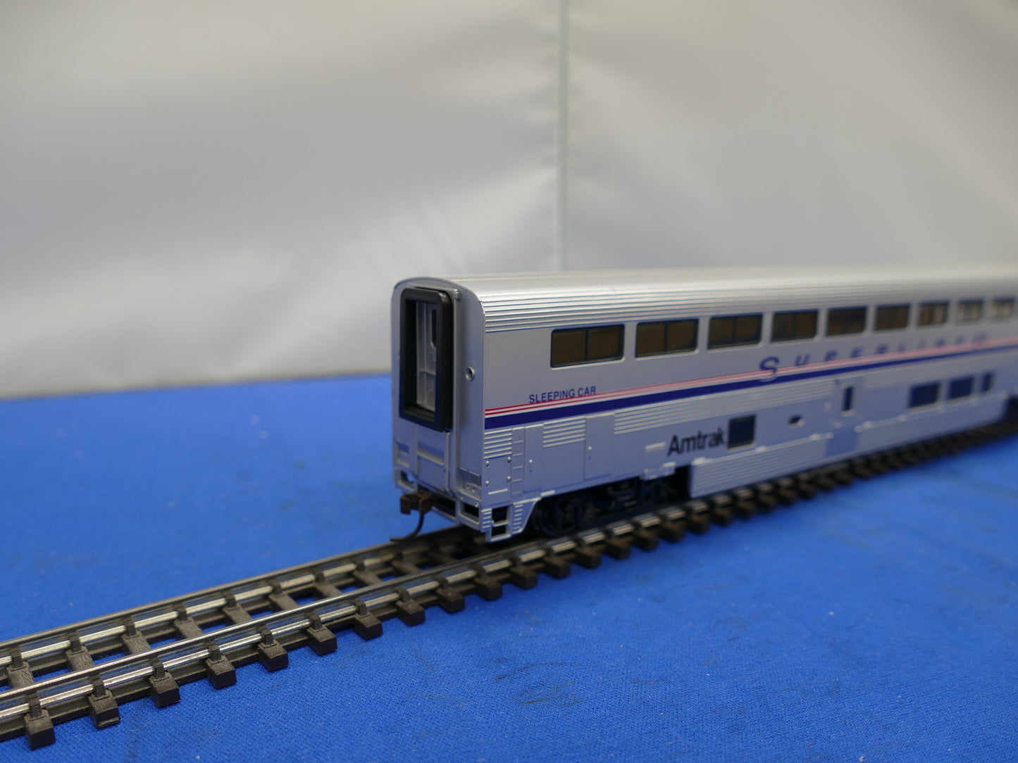 Walthers HO 85' Superliner Amtrak Sleeping Coach (used)
