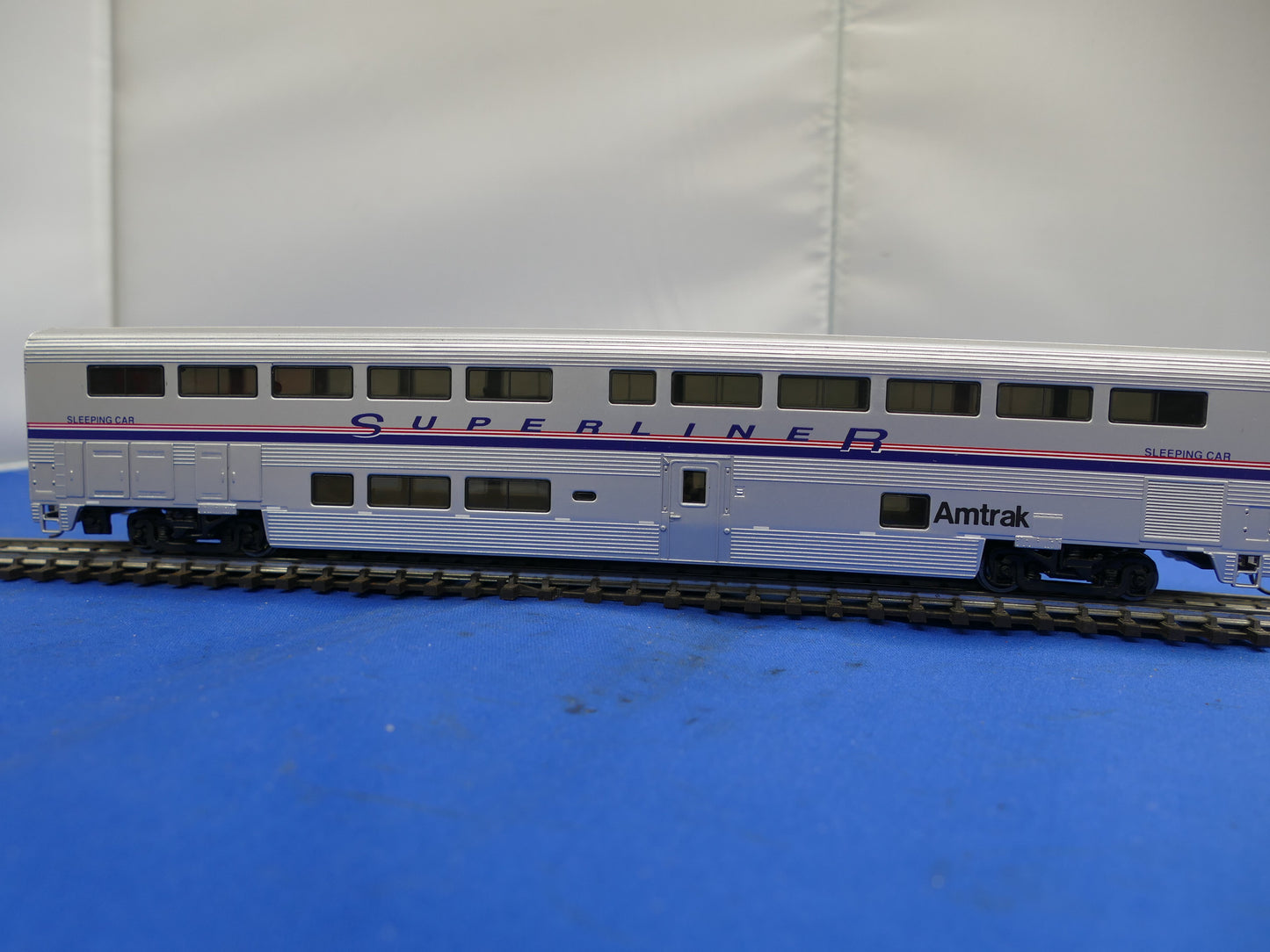Walthers HO 85' Superliner Amtrak Sleeping Coach (used)