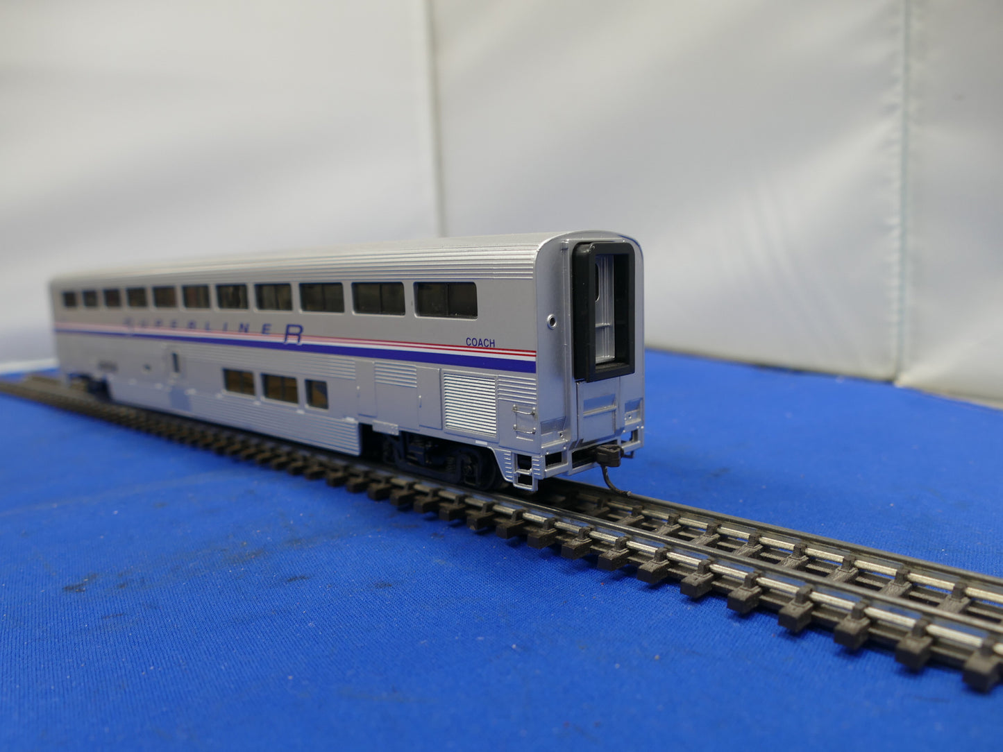 Walthers HO 85' Superliner Amtrak Coach (used)