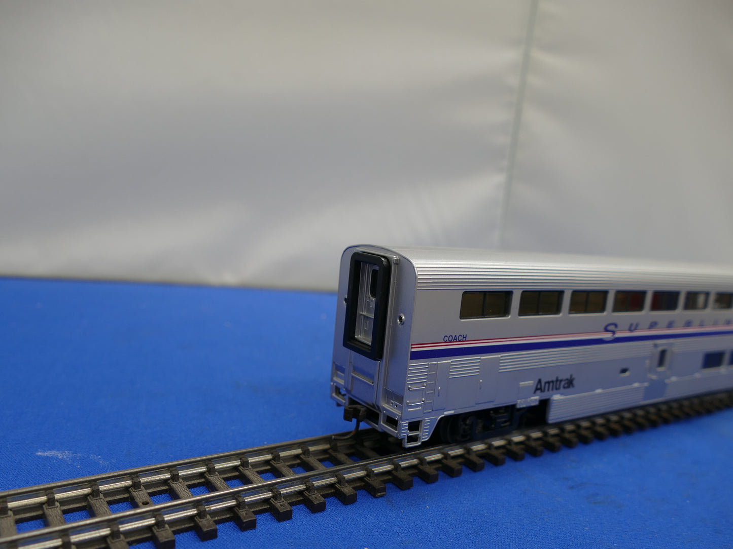 Walthers HO 85' Superliner Amtrak Coach (used)