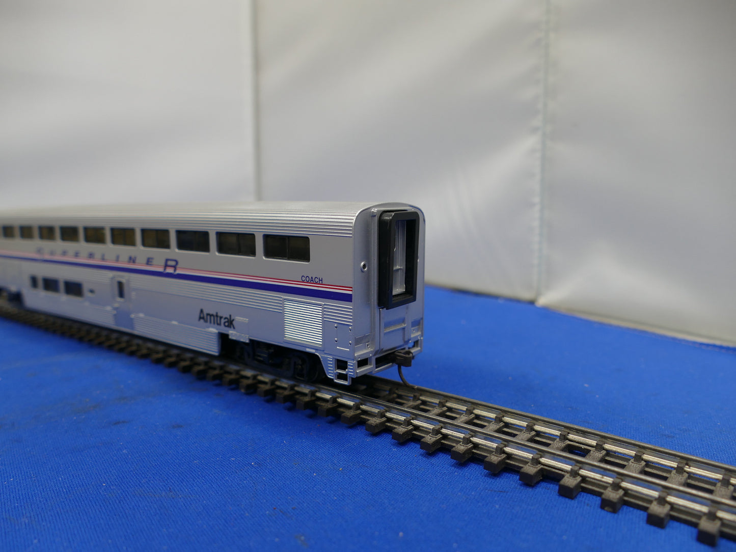 Walthers HO 85' Superliner Amtrak Coach (used)