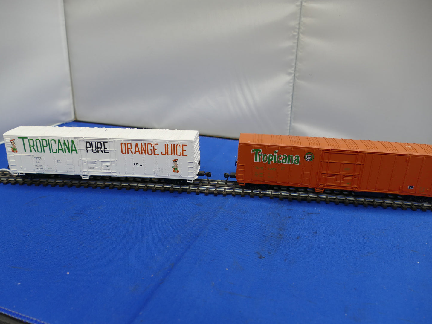 Athearn HO - #2302 Twin Set Tropicana Reefer (used)
