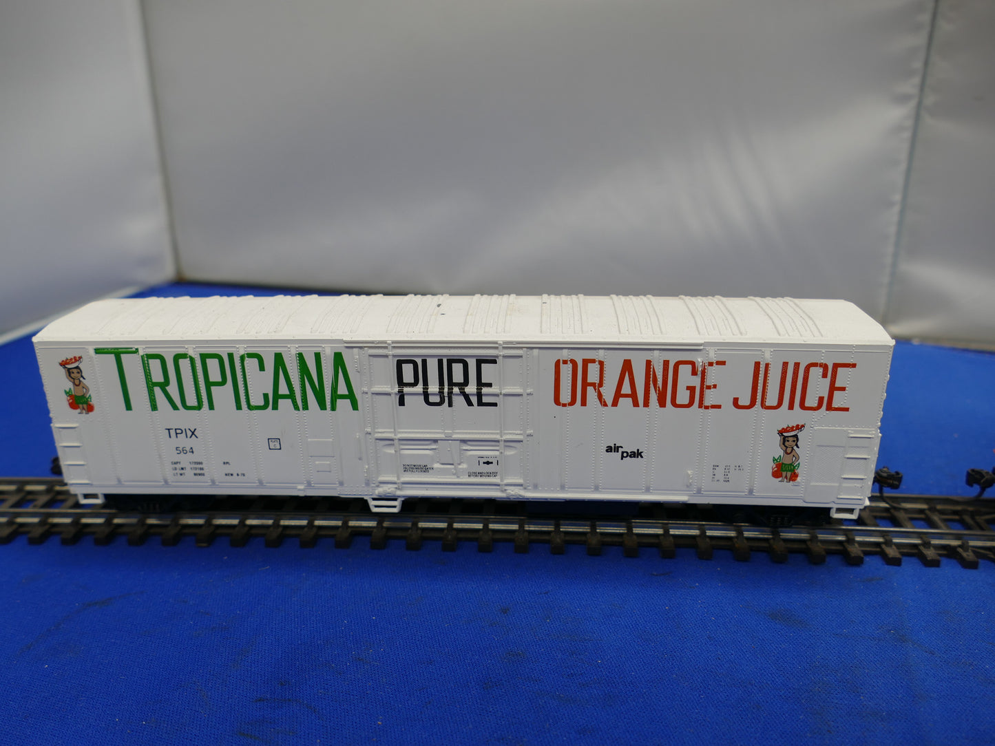 Athearn HO - #2302 Twin Set Tropicana Reefer (used)