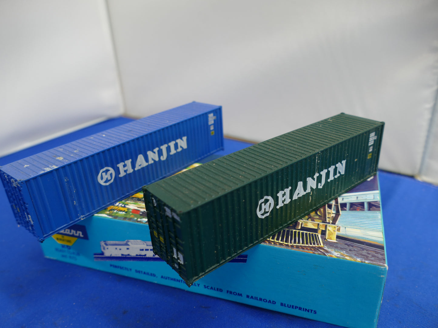 Athearn HO - #5743 Box of 2 Containers (used)