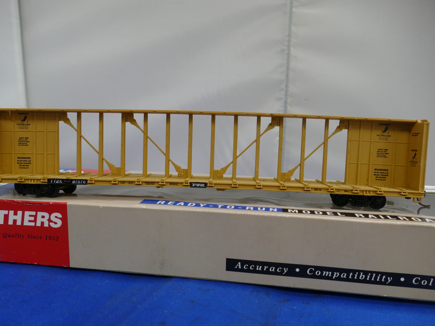Walthers HO - 72' Center Beam Flat Car (used)