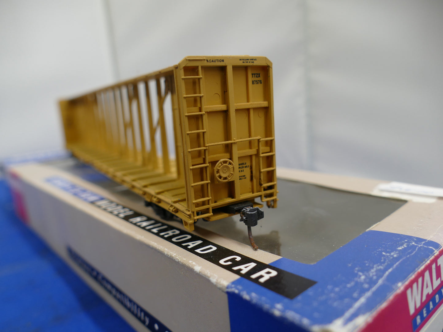 Walthers HO - 72' Center Beam Flat Car (used)