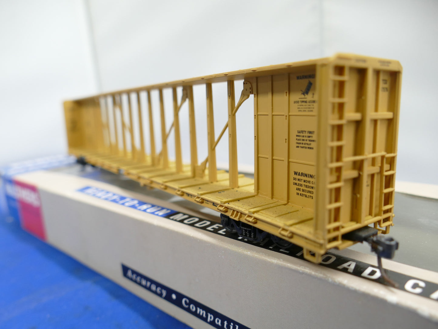 Walthers HO - 72' Center Beam Flat Car (used)