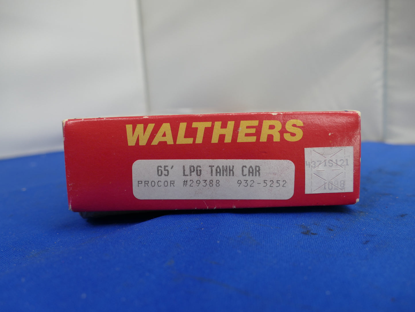 Walthers HO - 65' LPG Tank Car Kit (used)