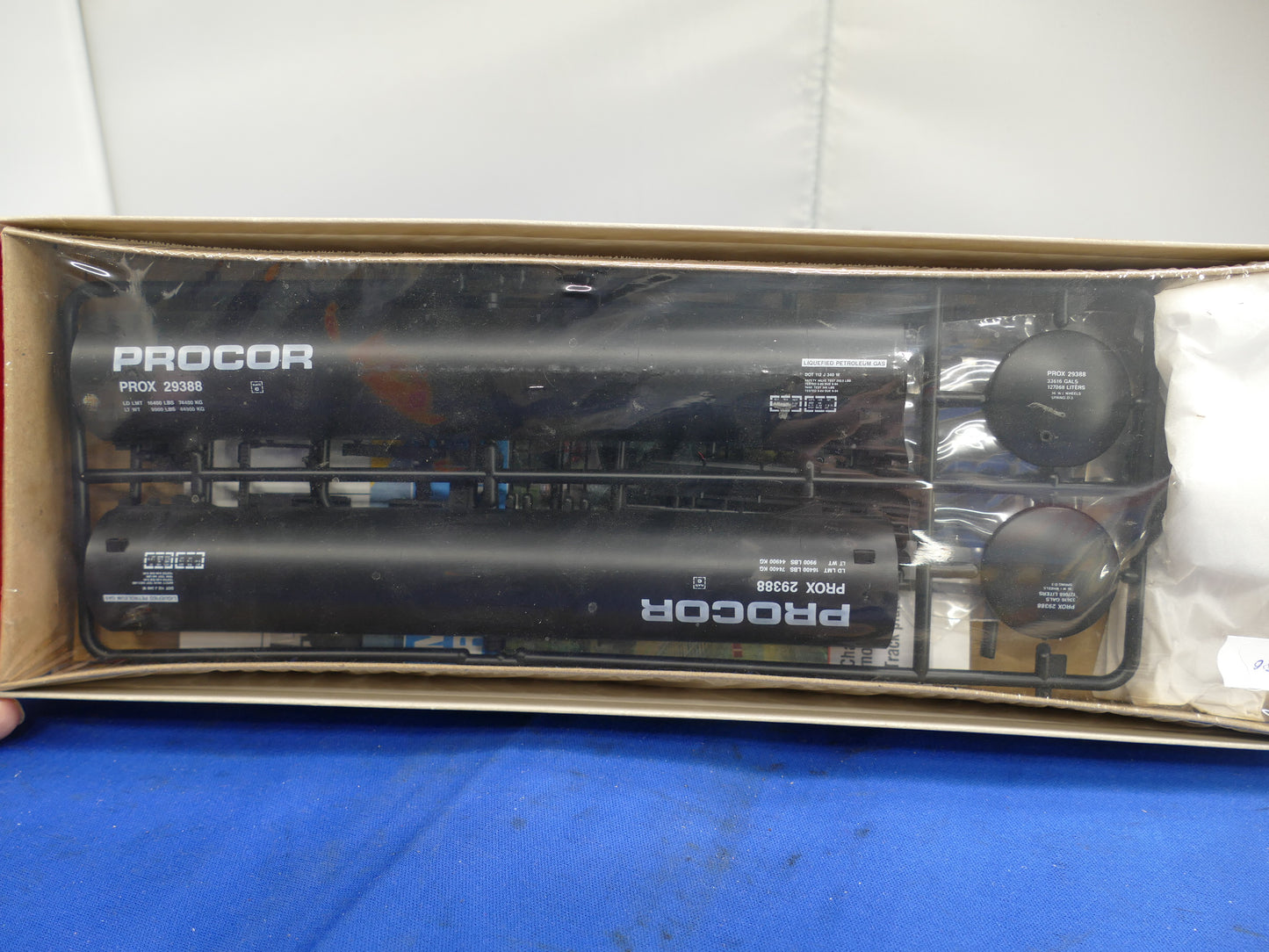 Walthers HO - 65' LPG Tank Car Kit (used)