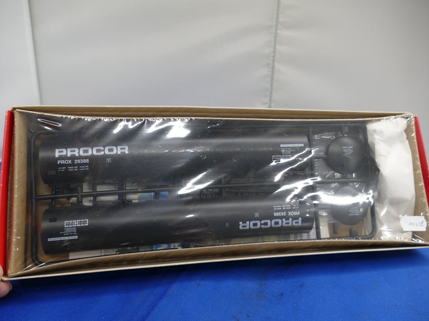 Walthers HO - 65' LPG Tank Car Kit (used)