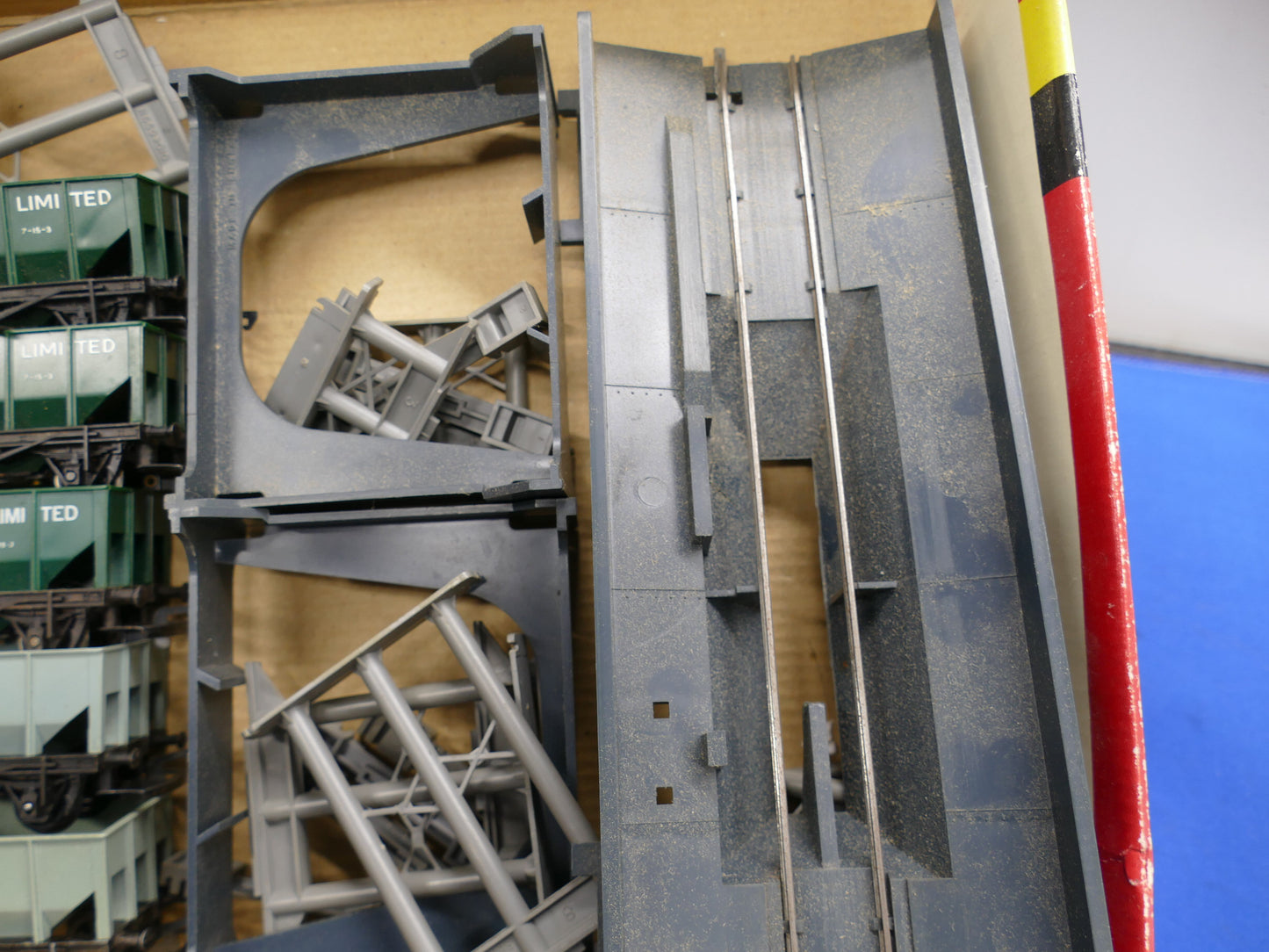 Hornby OO R415 Operating Ore Set (used)