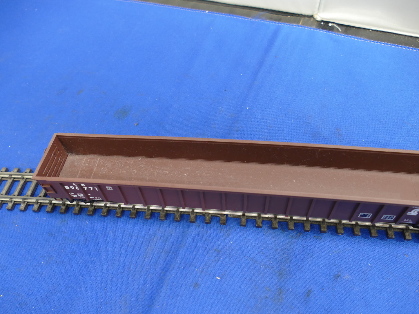 Walthers HO - 65' Mill Gondola (used)