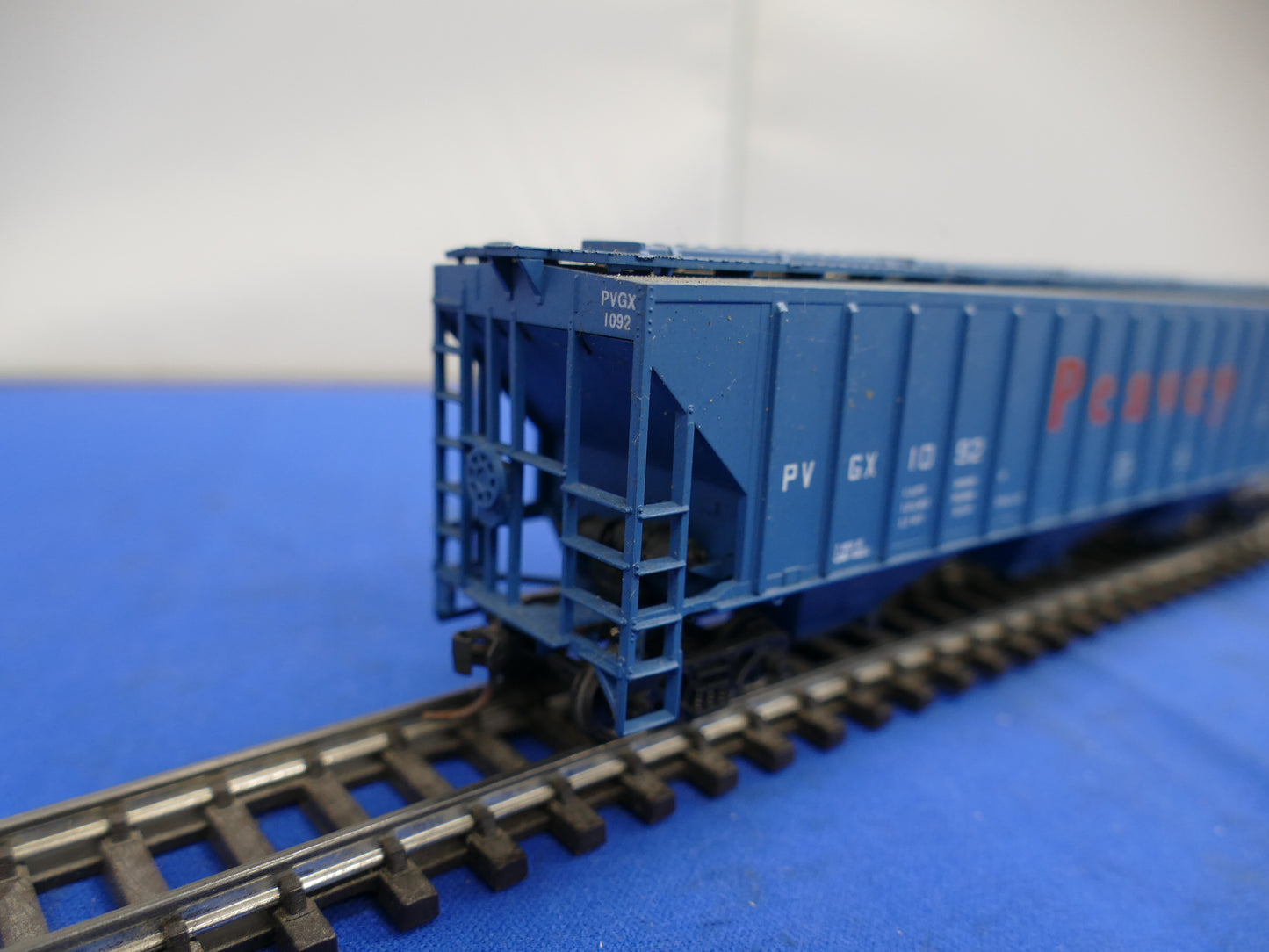 Athearn HO - 54' Covered Hopper (used)