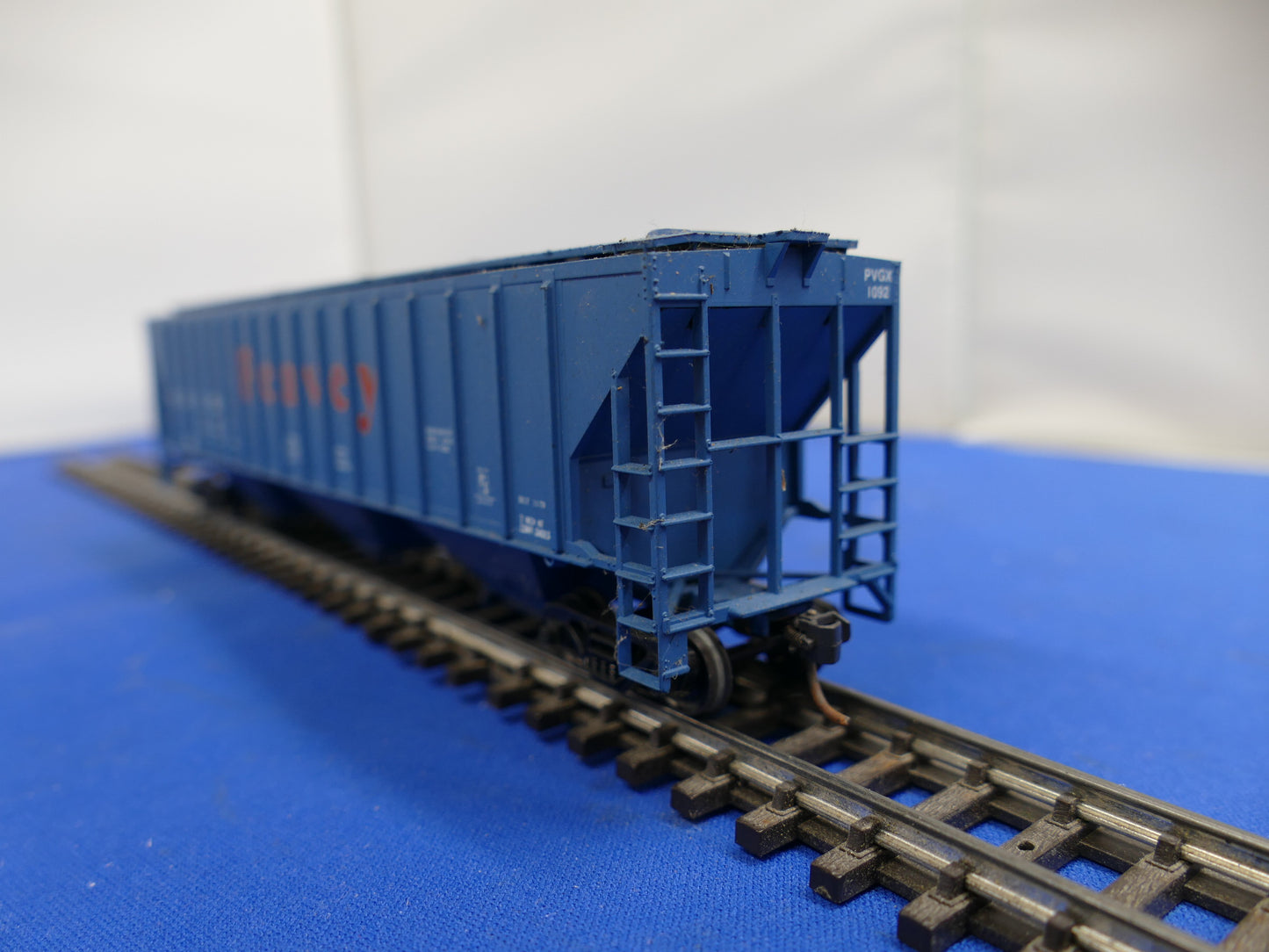Athearn HO - 54' Covered Hopper (used)