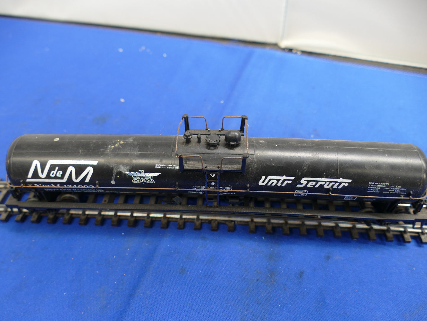 Athearn HO - 62' Tank Car (used)