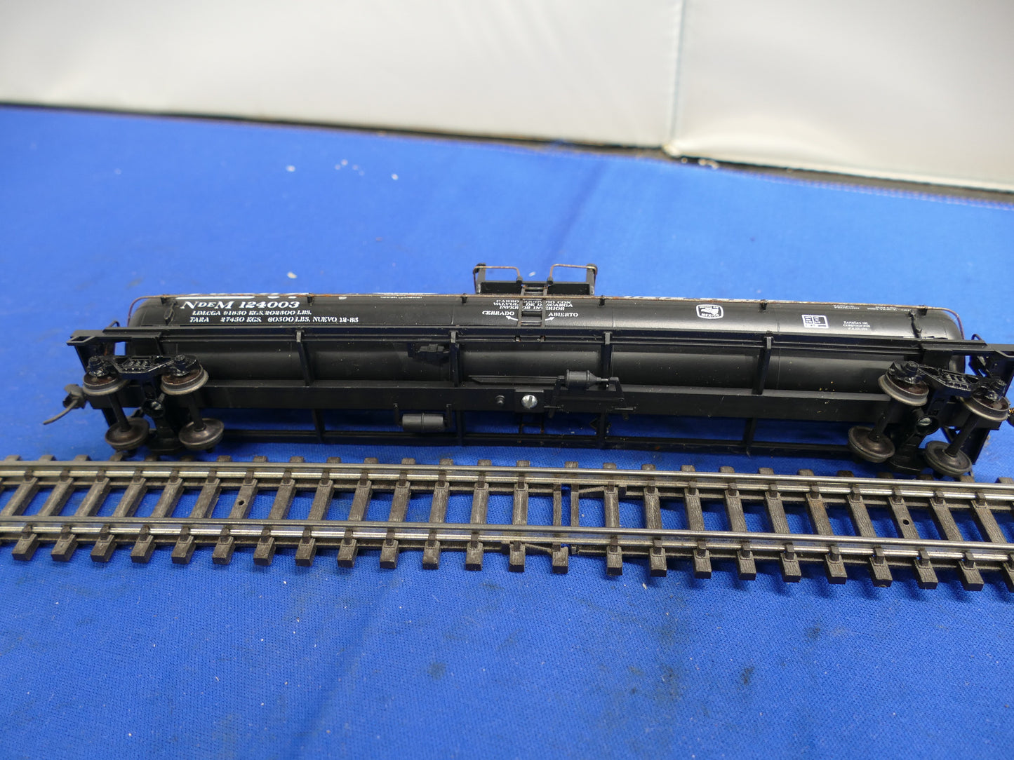 Athearn HO - 62' Tank Car (used)