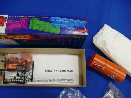 Athearn HO (Roundhouse)- Shorty Tank Car Kit (used)
