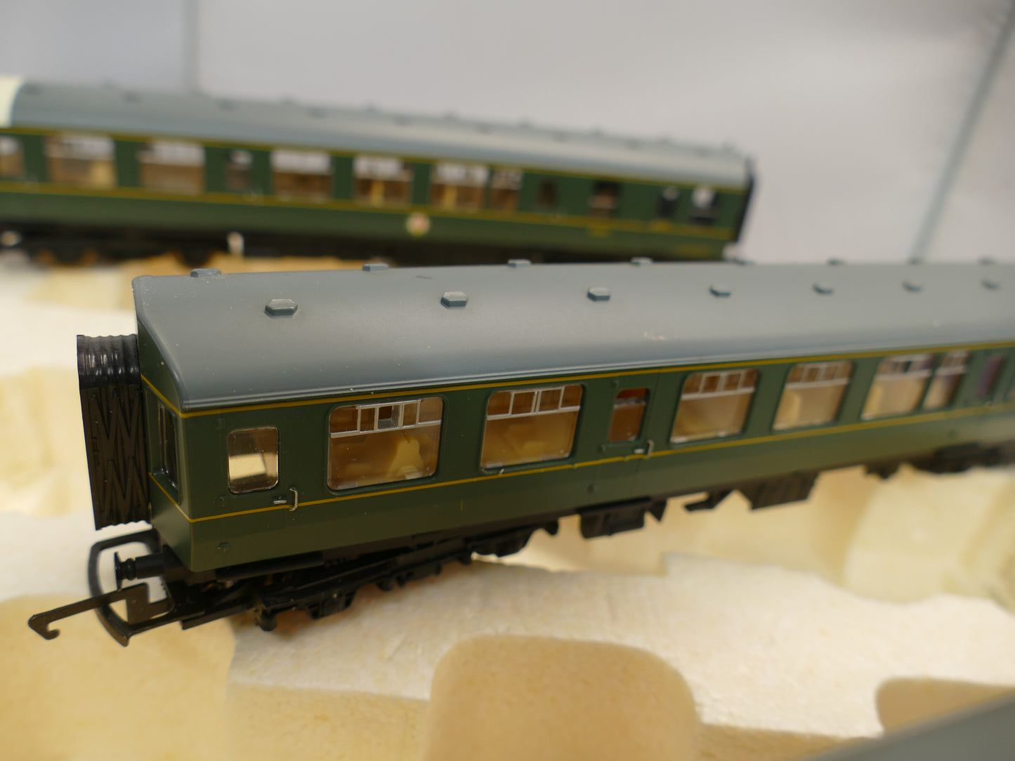 Hornby OO R2297 BR Green 3-Car Class 110 DMU (used)