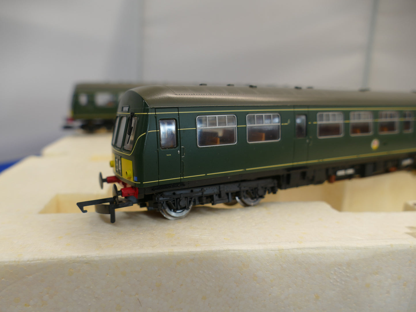 Hornby OO R2697 BR Green 3-Car Class 101 DMU (used)