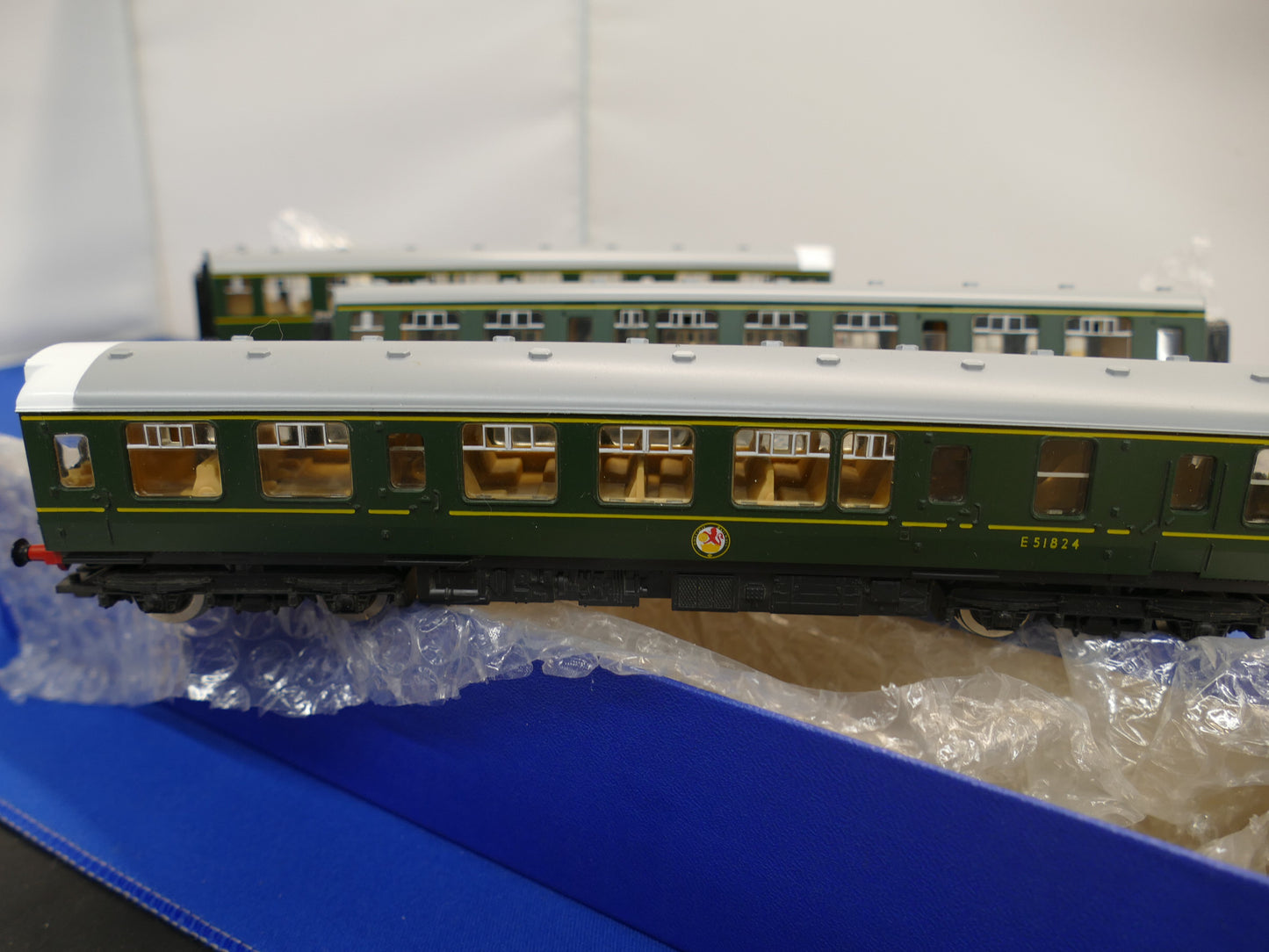 Hornby OO R687 BR Green 3-Car Class 110 DMU (used)