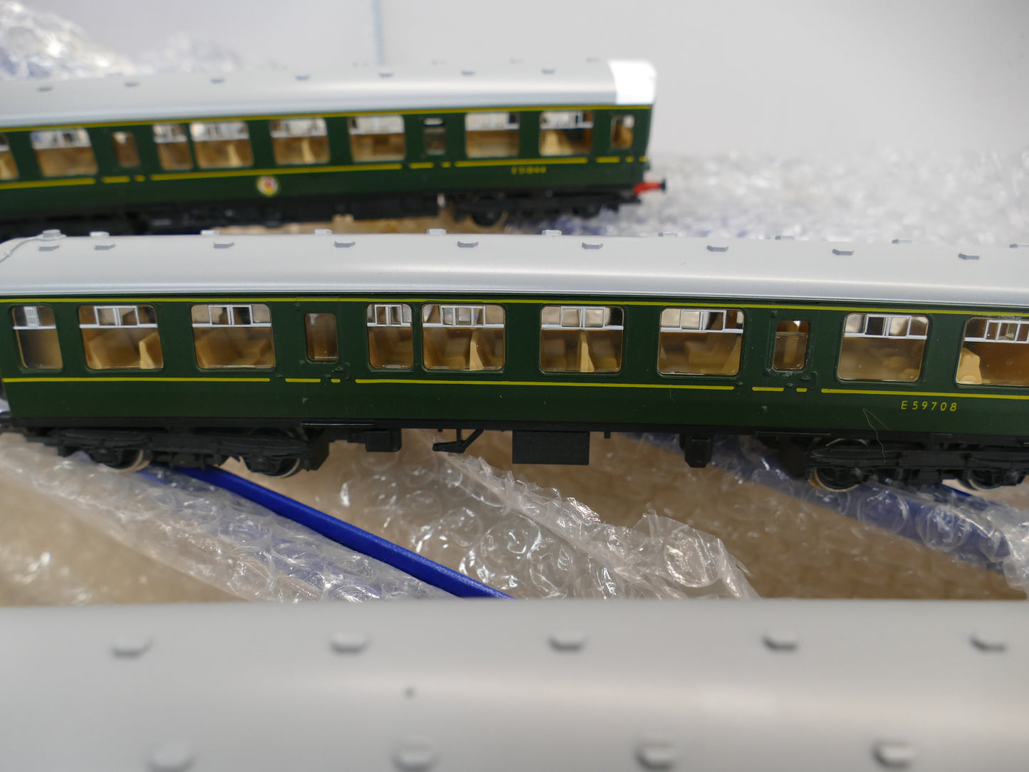 Hornby OO R687 BR Green 3-Car Class 110 DMU (used)