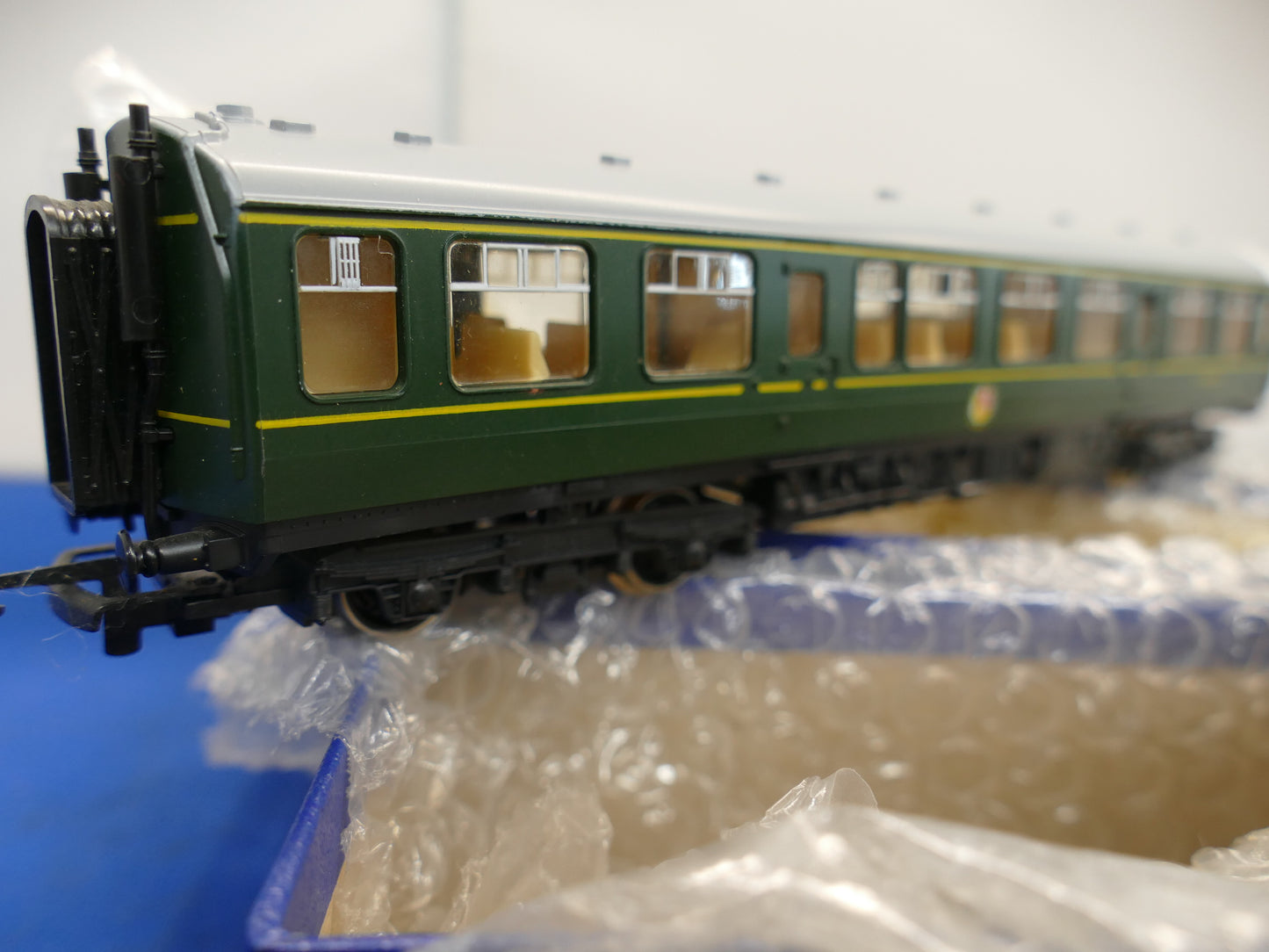 Hornby OO R687 BR Green 3-Car Class 110 DMU (used)