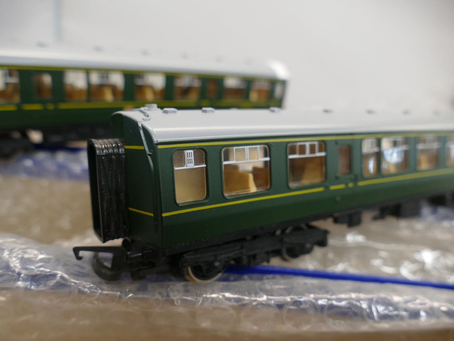 Hornby OO R687 BR Green 3-Car Class 110 DMU (used)